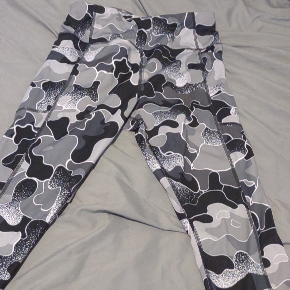 Capri leggings black and white